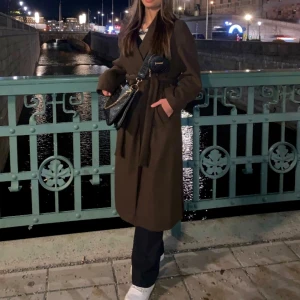 Brun kappa - Säljer brun kappa från bershka. Använd en vinter bara men är i god skick. Stl XS Köpte för 860kr Säljer för 250kr