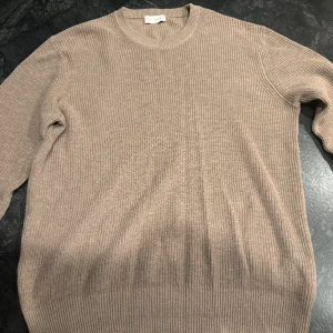 Sweatshirt från Volt - En väldigt snygg sweatshirt från Volt / These Glory Days. Köpte för 899 och är i väldigt bra skick! Pris kan diskuteras! 