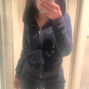 juicy couture ziptröja - Jättesnygg Juicy Couture tröja i färgen Night Sky, köpte förra året och säljer då den tyvärr inte kommit till så mycket användning 💗 skriv om du vill ha mer bilder eller information, priset kan sänkas 💗(byxorna är tyvärr sålda separat)