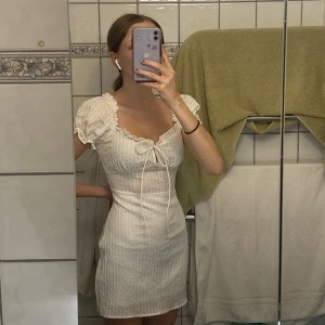 Fin vit klänning! - Bra skick då den aldrig är använd, säljer för att den inte är min stil längre (jag köpte den för några år sedan). Lite stor i midjan men ändå flattering. Skriv om du har några frågor!