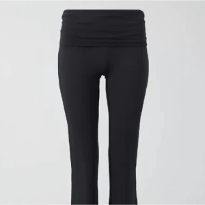 Svarta yoga pants  - Yoga pants från Gina som är jätte flattering storlek S men strechiga så hade passat M med. Nyskick och passar mig bra i längden som är 170. Har fler liknande så in o kika på mitt konto ❤️ Hör av dig om du har mer frågor 🫶🥰