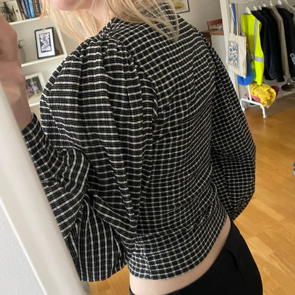 Superfin tröja/blus från Gina. Justerbar knytning i bysten . Puserot.