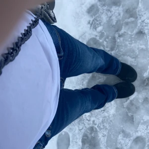 Gina jeans  - Jeans köpta på Gina!❤️Low flare/bootcut. Som man ser på sista bilden så är den lite sönder, det är lagat och syns inte så mycket❤️Och väldigt snygga bakfickor!❤️