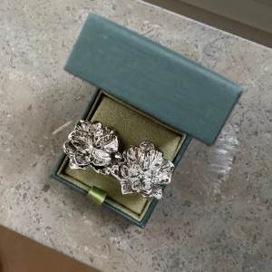 Blom örhängen  - Säljer dessa sjukt snygga silver örhängena som jag fått i födelsedagspresent för längesen! (Ask medföljer inte) 😘 kolla jättegärna in mina andra annonser!