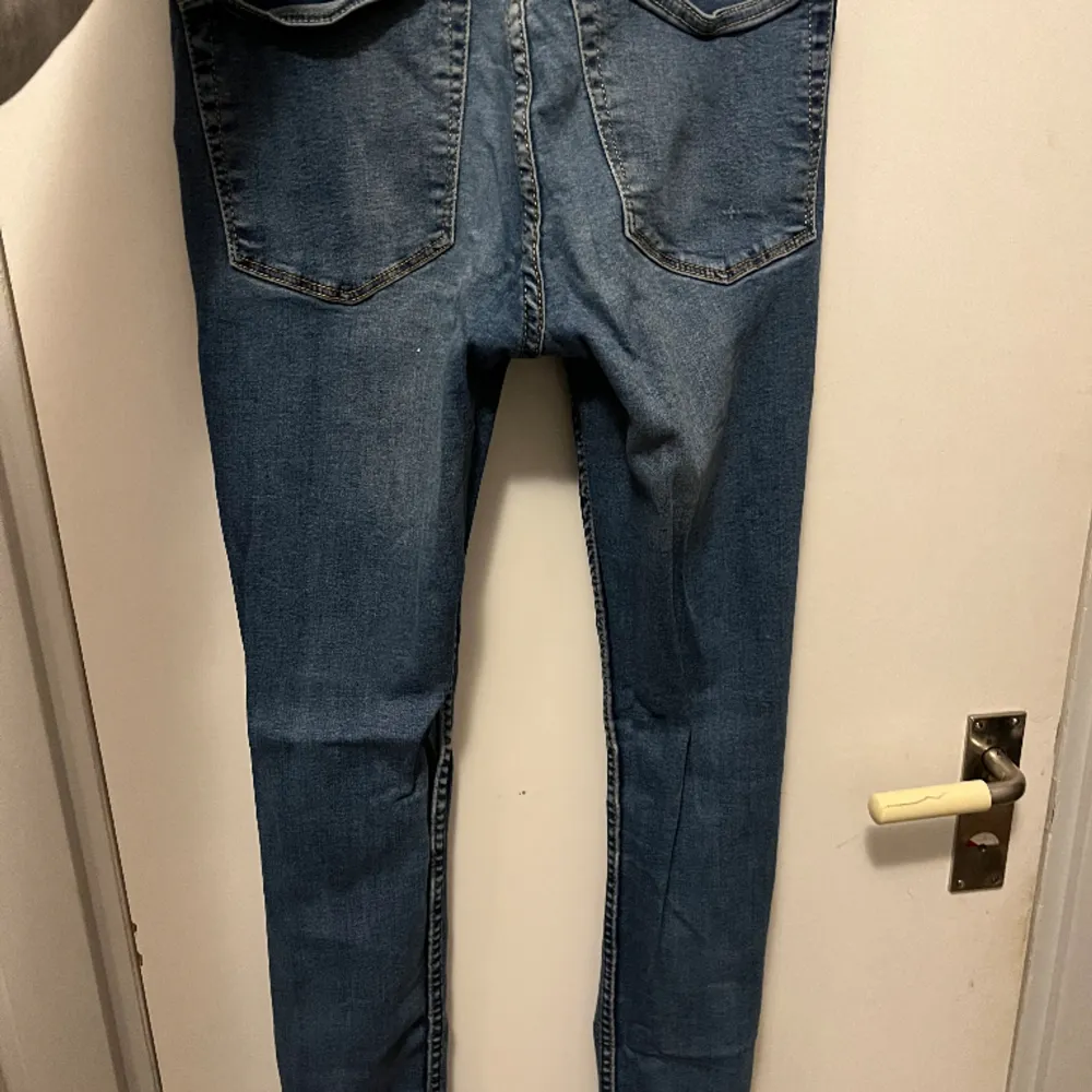 Skinny jeans från lager 175 i storlek S med en liten skavank, se bild. (Finns pälsdjur i hemmet). Jeans & Byxor.