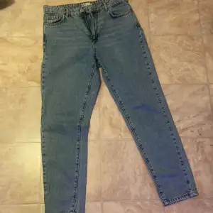 Jeans från Gina tricot i modellen mom jeans i storlek 40 , i nyskick och kommer inte till användning och Jeansen säljs därmed för 199 kr