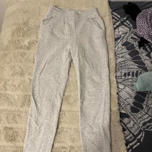 Gråa mjukisbyxor H&M - Storlek 158, därför säljer jag dem då de är för små för mig. Har inte använt många gånger och de är fortfarande mjuka och sköna inuti. 