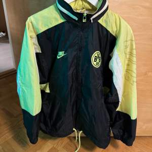 Extremt sällsynt vindjacka från 1995 när Borussia Dortmund hade Nike som sponsor, spelade i neongrönt och hade Die Continentale på tröjorna.