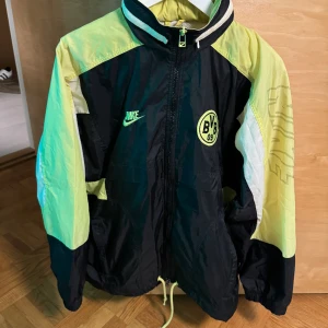 Rare BVB 1995(!) Windbreaker - Extremt sällsynt vindjacka från 1995 när Borussia Dortmund hade Nike som sponsor, spelade i neongrönt och hade Die Continentale på tröjorna.