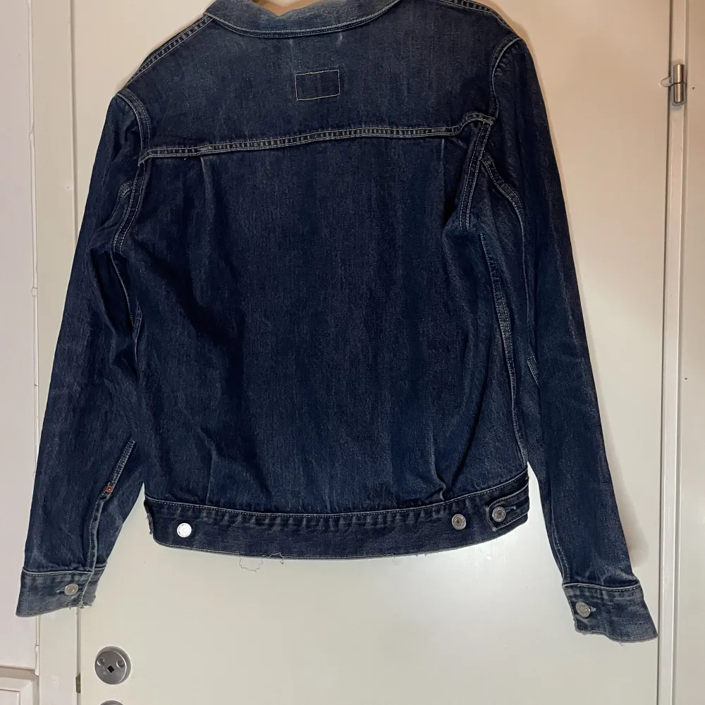 Säljer vintage jeans jacka från Levis som är i ganska bra skick. Använd några gånger. . Jackor.