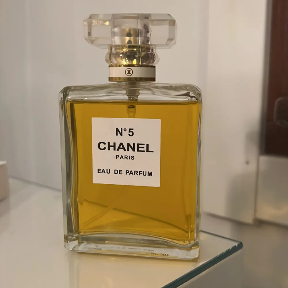 100 ml Chanel parfym i nyskick. Den är öppnad med max 2 sprej använt, annars helt ny och orörd. Ordinarie pris: 1889 kr. Pris kan diskuteras. . Övrigt.