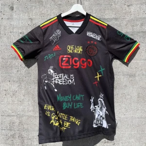 Ajax tröja Bob Marley - Säljer av denna feta Ajax tröja då jag aldrig använt den och den bara hängt i garderoben 