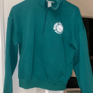 Tröja - Grön träningströja fr HM MED ZIP, sparsamt använd 