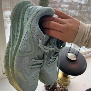 Löparskor, salomon - Löparskor i bra skick. Var lite för små för mig så har knappt använt. 