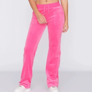 Juciy couture  - Säljer hela mitt juicy couture set, kom privat för egna bilder. De är smutsiga längst ner vid fötterna då de varit långa därav jag säljer för så lite❤️