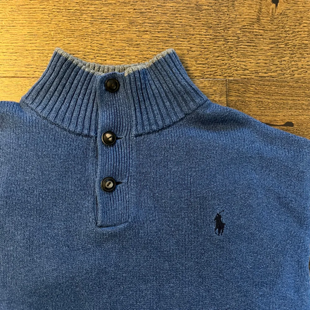 Säljer denna stickade tröjan från Ralph Lauren i färgen blå. Storleken är L men passar M. Tröjan är i väldigt bra skick 8,5/10. Skriv om du har några frågor. Pris kan diskuteras vid snabb affär.. Tröjor & Koftor.