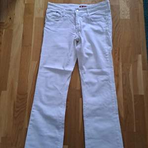Säljer dessa vintage vita jeans ifrån Fit Star!!!🤍 Säljer då de tyvärr är för stora på mig!! De har superfina fickor🩷 Storleken är lite oklar men står iallafall w33, bara att fråga om mått eller fler bilder om du är intresserad💕