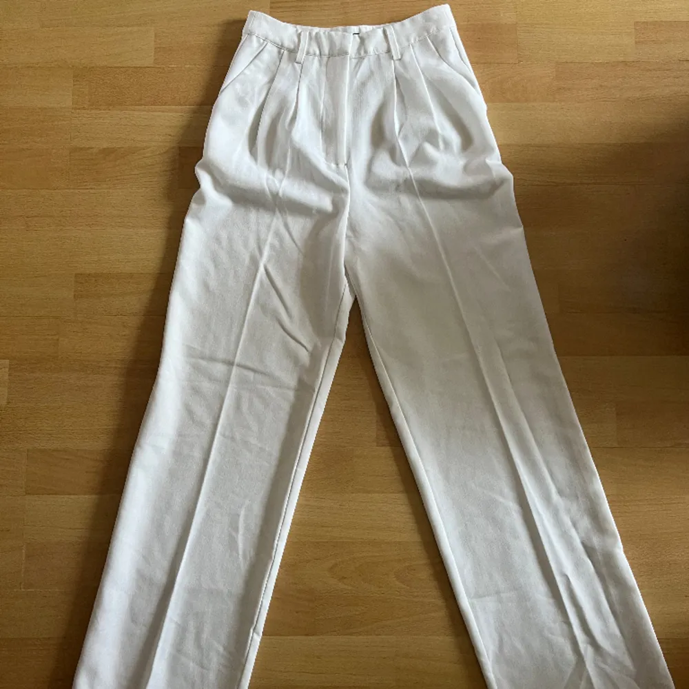 Vista kostymbyxor (högmidjade) från Bikbok i strlk 36. Knappt använda så dom är i mycket gott skick. . Jeans & Byxor.