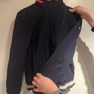 Tommy Hilfiger jacka  - Tja säljer nu en Tommy Hilfiger wind breaker jacka   | Ny pris: 1,2k | pris kan diskuteras | inbyggd luva finns även på jackan! | tveka ej vid att höra av dig vid ytterligare frågor kring jackan!