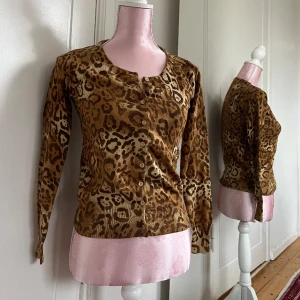 Leopard kofta - Kofta med leopard mönster🐆