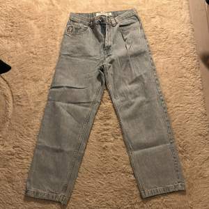 Baggy jeans från Polar storlek 30/32 Skick 7/10, slitningar nere vid benöppningen på båda benen annars är det inga andra fel på byxorna