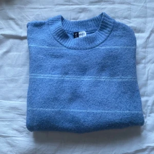 Ljusblå stickad - Jättefin ljusblå randig stickad tröja med visa armar. Från hm storlek xxs