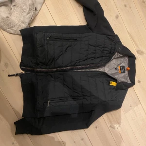 Parajumper Cardigan - Snygg cardigan perfekt inför våren till dig som letar efter en snygg cardigan, köpt för ca 1år sedan på johells för 3000. allt org finns, skriv dm för frågor. pris går o diskuteras