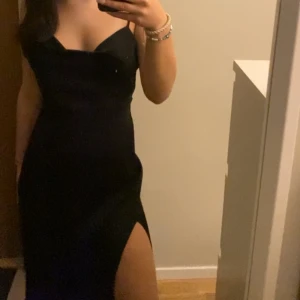 Balklänning/festklänning - Jag säljer min superfina balklänning då den inte kom till användning på min bal förra året då jag valde en annan, prislappen finns kvar då den är helt oanvänd, slitsen är sydd själv, öppen rygg, original priset var 599💗 skriv till mig för frågor/bild