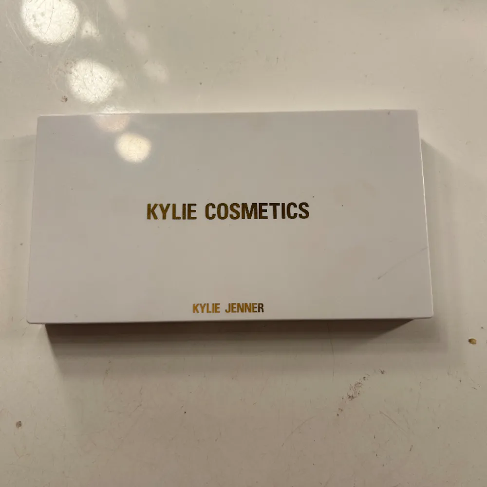 En helt ny ögonskuggspalett från Kylie jenner. Använd 1 gång. Säljer pga att jag inte använder ögonskugga. . Övrigt.