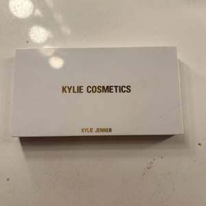 En helt ny ögonskuggspalett från Kylie jenner. Använd 1 gång. Säljer pga att jag inte använder ögonskugga. 