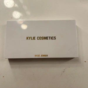 Kylie Jenner ögonspalett - En helt ny ögonskuggspalett från Kylie jenner. Använd 1 gång. Säljer pga att jag inte använder ögonskugga. 