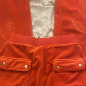 orangea juicy couture byxor  - andvända ett få gånger bara  så är i jätte fint skick:) 