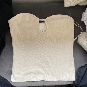 Tubtopp - Säljer min sjukt snygga tubtopp från hm. Endast använd 1 gång  💗Nypris: 279kr säljer för 200