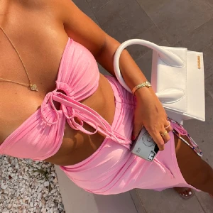 Sommar set🌸 - Otroligt fint sommar set i baby rosa! Använd en gång! Väldigt stretchigt material. I storlek S.🌸 Det är mina foton! Medkommer kjolen och toppen för priset!