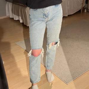 Blå jeans med hål från Gina Tricot, använda men i väldigt fint skick. Jeansen är i petitemodell