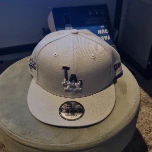 LA keps - 100% äkta, köpt den 28 februari 2024, köpt för 600 kr och säljs för 300 kr