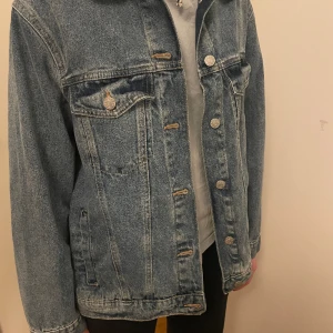 Jeansjacka i nyskick - Jeansjacka från bubbelroom. Den är aldrig använd utan bara testad. Säljer pga fel storlek för mig. Den är köpt för 510 kr och säljer för ändast 350 kr. 🥰