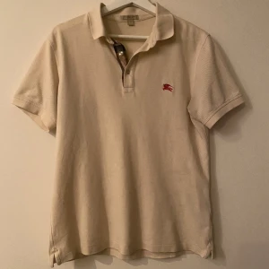 Burberry piké s/m - Tja, säljer du denna feta burberry pikén för endast 549kr! Skick 7,5/10 använd några gånger men inga skador eller något på tröjan. Och den är givetvis äkta🍾vid några frågor alls så skicka iväg ett DM. ❗️PRISET ÄR EJ RISTAT I STEN❗️