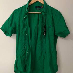Grön kortärmad skjorta från Ralph Lauren, ny aldrig använd. Nypris 1.195:- säljes för 400:- 