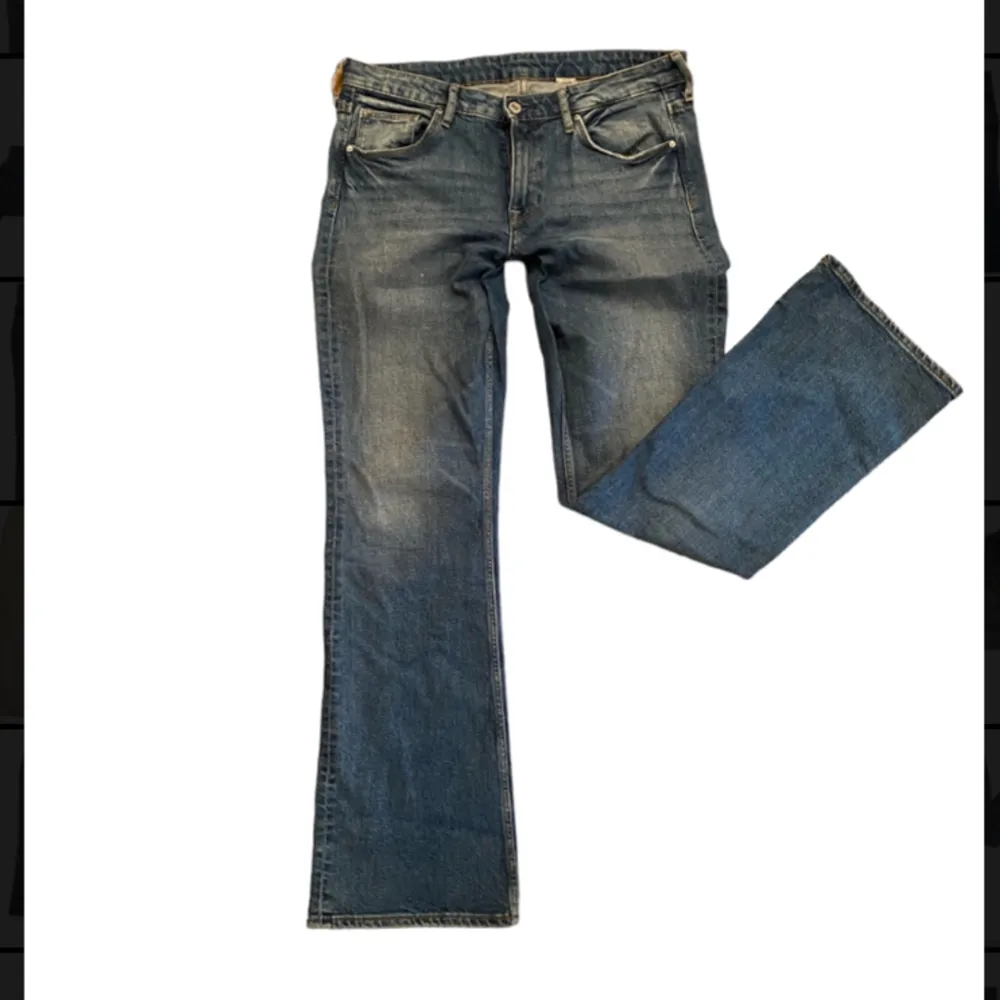 Jättefina lågmidjade bootcut jeans köpta second hand. Hör av dig vid fler frågor🩷. Jeans & Byxor.
