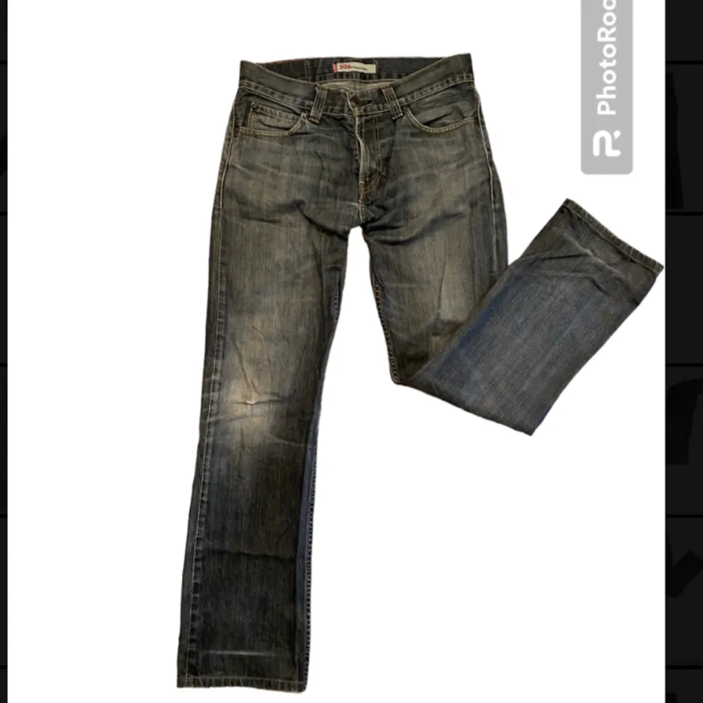 Ett par gråsvarta lågmidjade Levis jeans. Modell 506. Hör av dig vid fler frågor🩷. Jeans & Byxor.
