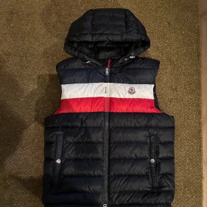 Moncler väst - Säljer nu denna riktigt feta Moncler väst som inte säljs längre. Den är i jätte bra skick! Nypris circka  8500kr, mitt pris 2599. Säljs pga att jag inte använder den ofta. Hör av dig ifall du undrar något! 👍😀