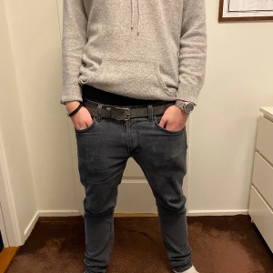 Grått mocka bälte helt nytt! - Grått mocka bälte helt nytt! Storlek 130cm men går att justera med att göra hål!