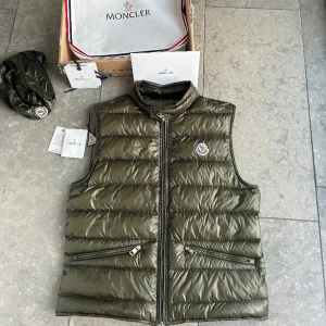 Moncler gui väst  - Säljer nu min moncler gui väst i toppskick och perfekt nu till våren (9.5/10) Nypris 8000 kr och säljer den för 3699 kr | Den är i storlek 2/s | skriv för mer bilder eller funderingar