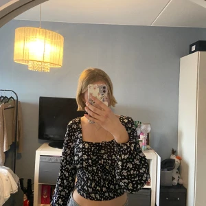 Svart topp med blommor - En fin svart topp med vita blommor från bikbok. Inte använd så många gånger. Storlek S. Köparen står för frakten 