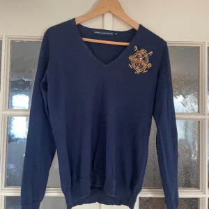 Ralph lauren pull over - Riktigt snygg pull over från Ralph lauren😇😇 8/10 skick🙏🏼 priset går att diskutera och är inte hugget i sten 🪨 