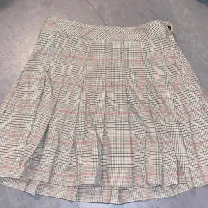 Superfin kort rutig kjol från hm använd 1 gång💕Den har färgerna rött, beige, grått och svart