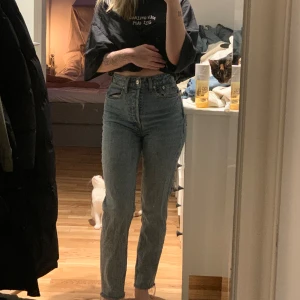Straight jeans - Jätte fina högmidjade raka jeans.  Sitter som en smäck. Säljer dom pga att dom aldrig kommer till användning tyvärr. 