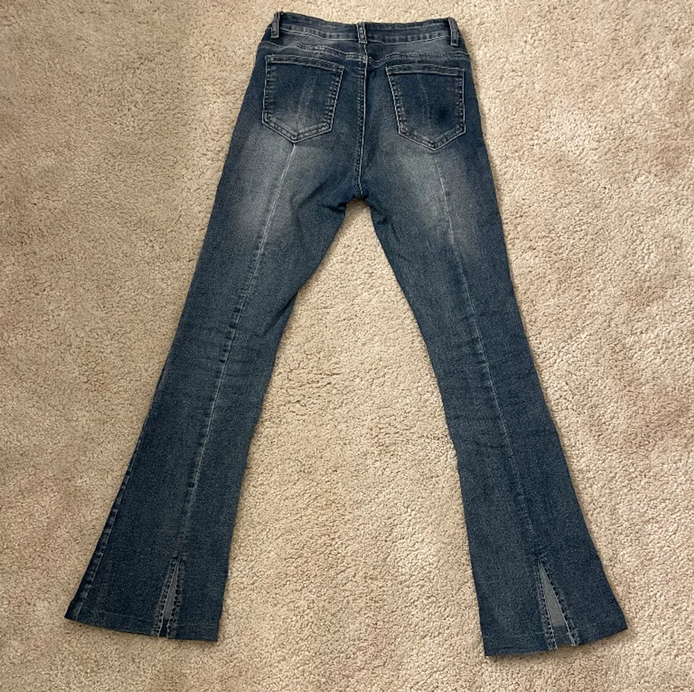 Säljer detta par jeans som är blåa. Står ej storlek men passar nog XS-M men skriv för mått.💝 Jeansen har en slits längst ner på baksidan av jeansen och även två streck från bakfickorna. ☺️💘. Jeans & Byxor.