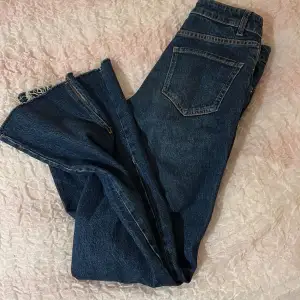 Super snygga mango bootcut jeans med ett snitt längst ner!! Säljer pga förliten storlek när de kom. Aldrig använda 